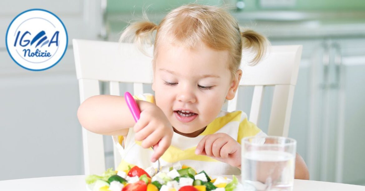 Consigli per tagliare il cibo in modo sicuro ai bambini piccoli